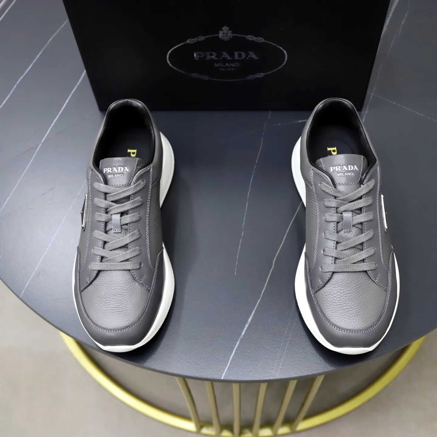 Factory price: 740💰Top original order Brand: PRADA (Prada) Standard code: Men's size 38/44 (45 can be customized) Grade: Same as the official website Material: Original cowhide stitching imported cowhide lining Original combination two-color wear-resistant soft outsole Style category: Leisure and sports version Young fashion European and American trend British style Color: Real picture color